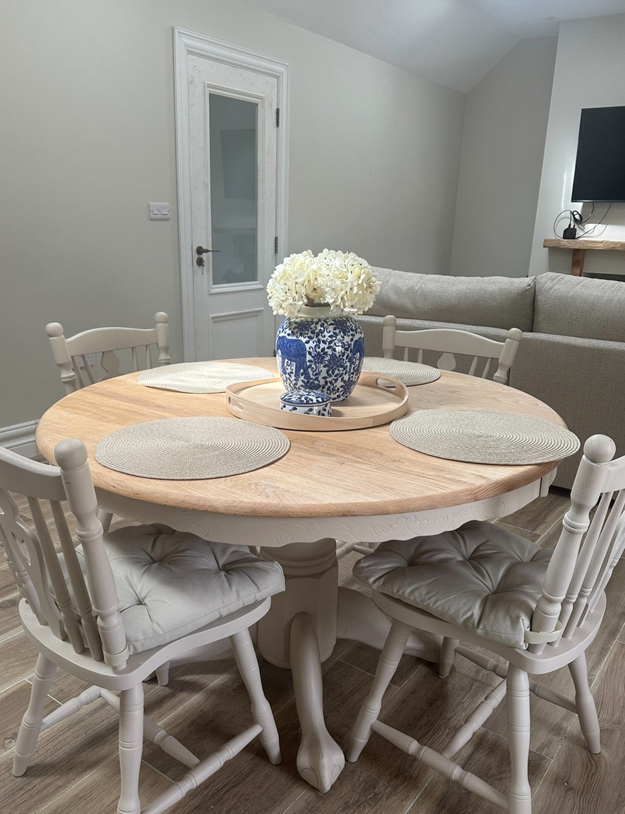 Beautiful Table Makeover with Stone Rosie & Clear Wax